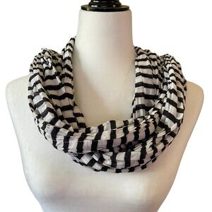 6/$20 ⭐️ White & Black Lightweight Scarf